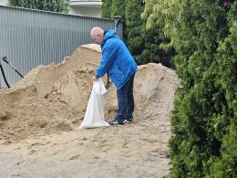 Opolanie zabezpieczają swoje posesje przed zalaniem
