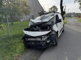 Nie zachował bezpiecznej odległości i wylądował na tylnym zderzaku wojskowego tira