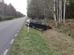 Zmęczony zasnął za kierownicą i skończył w rowie