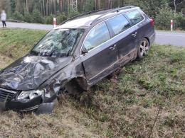 Zmęczony zasnął za kierownicą i skończył w rowie
