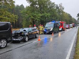 Karambol czterech pojazdów na DK45 w Trzebiszynie. Droga już przejezdna