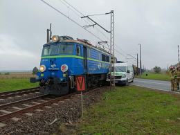 Pociąg wjechał w busa, gdy auto przejeżdżało przez tory