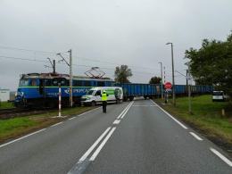 Pociąg wjechał w busa, gdy auto przejeżdżało przez tory