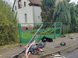 Zderzenie dwóch aut w Łambinowicach - uszkodzony sygnalizator przy przejściu dla pieszych