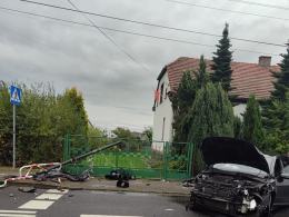Zderzenie dwóch aut w Łambinowicach - uszkodzony sygnalizator przy przejściu dla pieszych