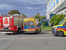 Autobus miejski najechał na butelki z substancją bitumiczną - jedna osoba w szpitalu