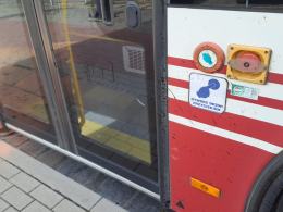 Autobus miejski najechał na butelki z substancją bitumiczną - jedna osoba w szpitalu