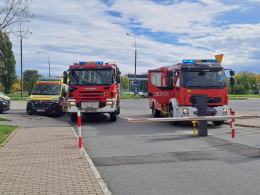 Autobus miejski najechał na butelki z substancją bitumiczną - jedna osoba w szpitalu