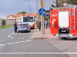 Autobus miejski najechał na butelki z substancją bitumiczną - jedna osoba w szpitalu