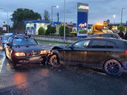 Kolizja dwóch BMW na ul. Ozimskiej - jedna osoba poszkodowana
