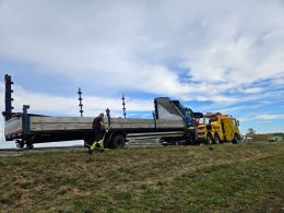 Kierowca ciężarówki wjechał do rowu na A4 w kierunku Katowic