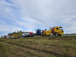 Kierowca ciężarówki wjechał do rowu na A4 w kierunku Katowic