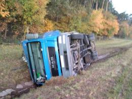 Kierowca ciężarówki wjechał do rowu na A4 w kierunku Katowic