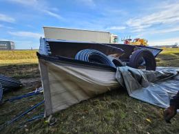 Kierowca ciężarówki wjechał do rowu na A4 w kierunku Katowic