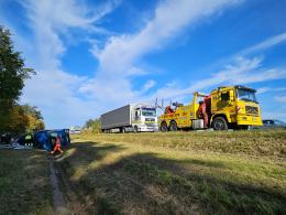 Kierowca ciężarówki wjechał do rowu na A4 w kierunku Katowic