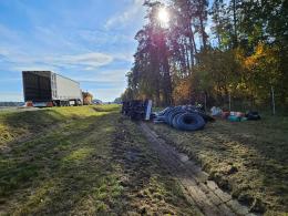 Kierowca ciężarówki wjechał do rowu na A4 w kierunku Katowic