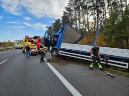 Kierowca ciężarówki wjechał do rowu na A4 w kierunku Katowic