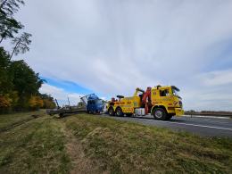 Kierowca ciężarówki wjechał do rowu na A4 w kierunku Katowic