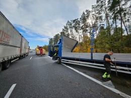 Kierowca ciężarówki wjechał do rowu na A4 w kierunku Katowic