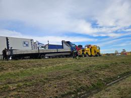 Kierowca ciężarówki wjechał do rowu na A4 w kierunku Katowic