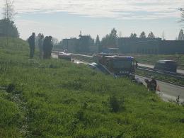 Auto stoczyło się ze skarpy na obwodnicę. W środku nie było kierowcy