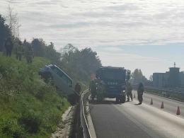 Auto stoczyło się ze skarpy na obwodnicę. W środku nie było kierowcy
