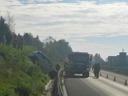 Auto stoczyło się ze skarpy na obwodnicę. W środku nie było kierowcy