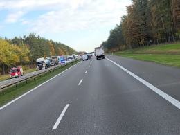 Kierowca busa uderzył w ciężarówkę na A4, konieczna interwencja śmigłowca LPR