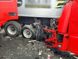 Wypadek trzech ciężarówek na autostradzie A4 - droga zablokowana