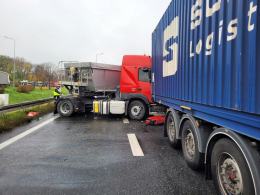 Wypadek trzech ciężarówek na autostradzie A4 - droga zablokowana