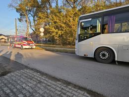 Zderzenie koparki z autobusem wiozącym dzieci do szkoły