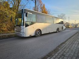 Zderzenie koparki z autobusem wiozącym dzieci do szkoły