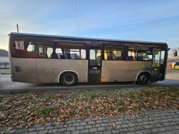 Zderzenie koparki z autobusem wiozącym dzieci do szkoły