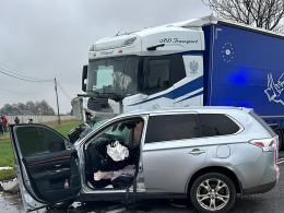 DW 401: samochód osobowy zderzył się z ciężarówką, jedna osoba w szpitalu