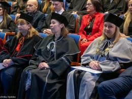 Birety poszybowały w górę - na Politechnice uroczyście wręczono dyplomy