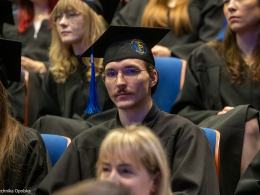 Birety poszybowały w górę - na Politechnice uroczyście wręczono dyplomy