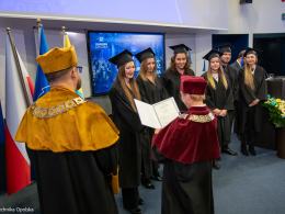Birety poszybowały w górę - na Politechnice uroczyście wręczono dyplomy