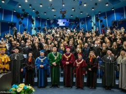 Birety poszybowały w górę - na Politechnice uroczyście wręczono dyplomy