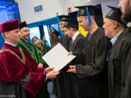 Birety poszybowały w górę - na Politechnice uroczyście wręczono dyplomy