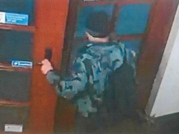 Policja publikuje wizerunek mężczyzny podejrzewanego o kradzież rzeźby