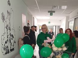 Dzieci z opolskiego USK obdarowane maskotkami z okazji Dnia Pluszowego Misia