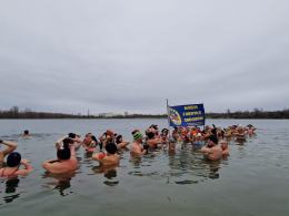 Uwielbiają zimno i lodowatą wodę - opolskie morsy świętowały Dzień Morsa