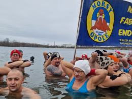 Uwielbiają zimno i lodowatą wodę - opolskie morsy świętowały Dzień Morsa