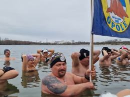 Uwielbiają zimno i lodowatą wodę - opolskie morsy świętowały Dzień Morsa