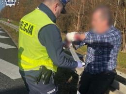 Szybka reakcja policjantów w miejscu wypadku uratowała życie 65-latka