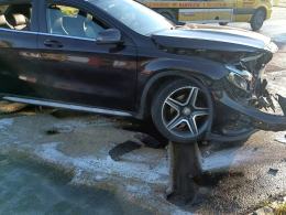 Spieszyła się mając dwójkę dzieci w aucie. 36-letnia kobieta trafiła do szpitala