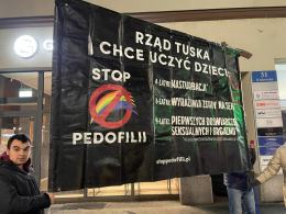 Ostre spory o edukację zdrowotną w szkołach. Czy jest o co walczyć? Pikieta w Opolu