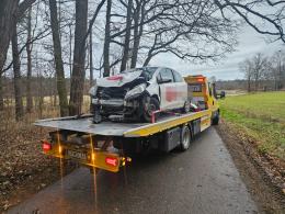 Wypadek drogowy na trasie Murów - Okoły. 23-latek trafił do szpitala