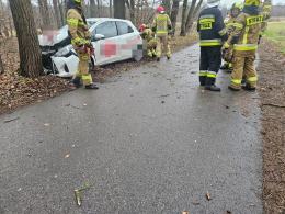 Wypadek drogowy na trasie Murów - Okoły. 23-latek trafił do szpitala