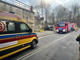 Samochód uderzył w wiadukt kolejowy. Kierowca trafił do szpitala śmigłowcem LPR